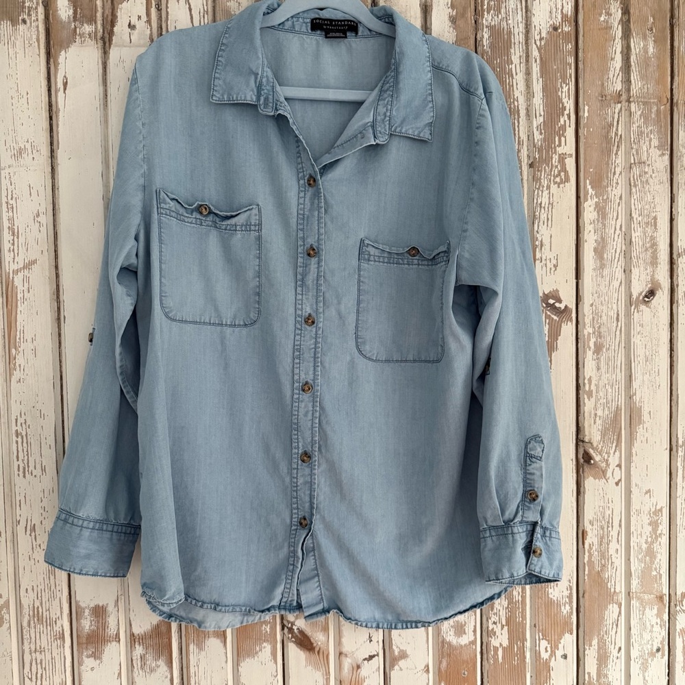 Sanctuary Light Blue Tencel Button-Up Shirt, Labeled XXL - runs more like an XL - Picture 3 of 12